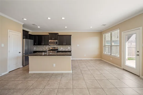 $2,300 | 667 Oak Cir Drive East, Conroe, TX 77301