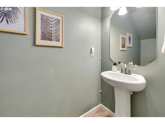 $579,900 | 1460 Southeast 9th Avenue, Canby, OR 97013