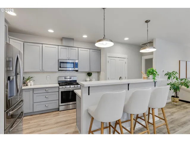 $579,900 | 1460 Southeast 9th Avenue, Canby, OR 97013