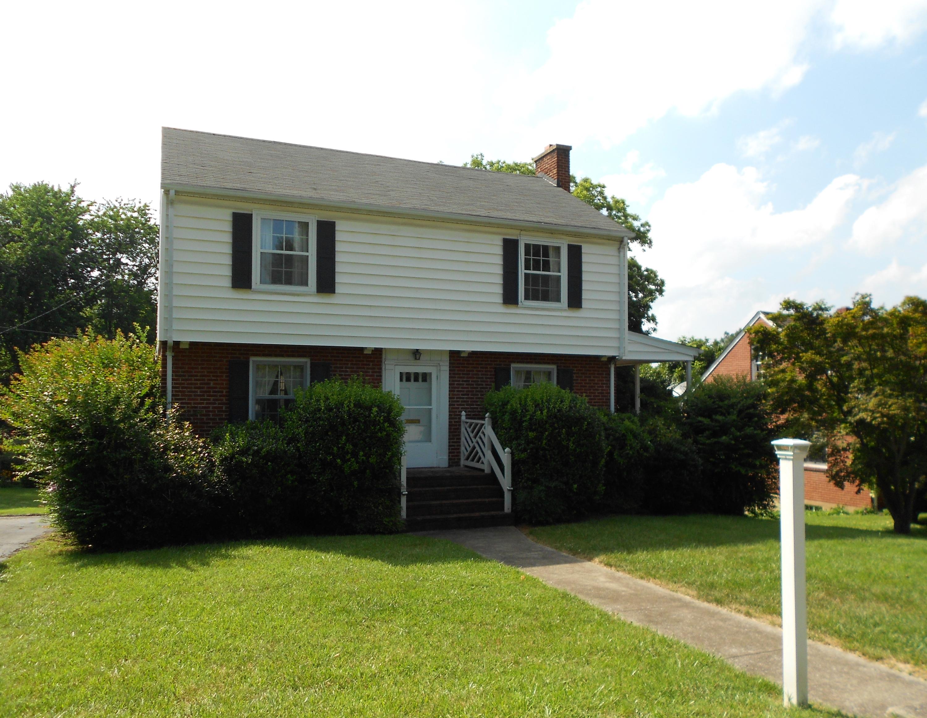 2319 York Road Southwest Roanoke, VA 24015 - Photo 1 of 20 Front