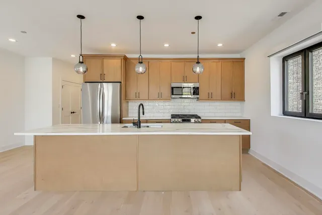 $3,700 | 1619 West Lawrence Avenue, Unit 3, Chicago, IL 60640