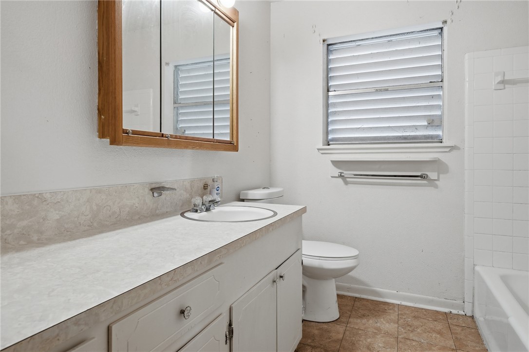 3625 Rushing Boulevard Corpus Christi, TX 78410 - Photo 15 of 23 The hall bathroom features a spacious vanity and a