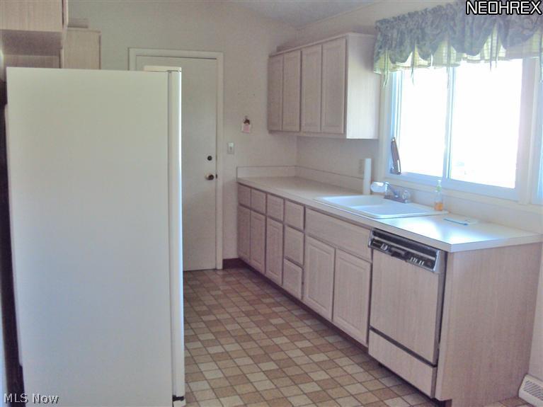 36060 Bainbridge Road Solon, OH 44139 - Photo 9 of 18 Eat-in Kitchen