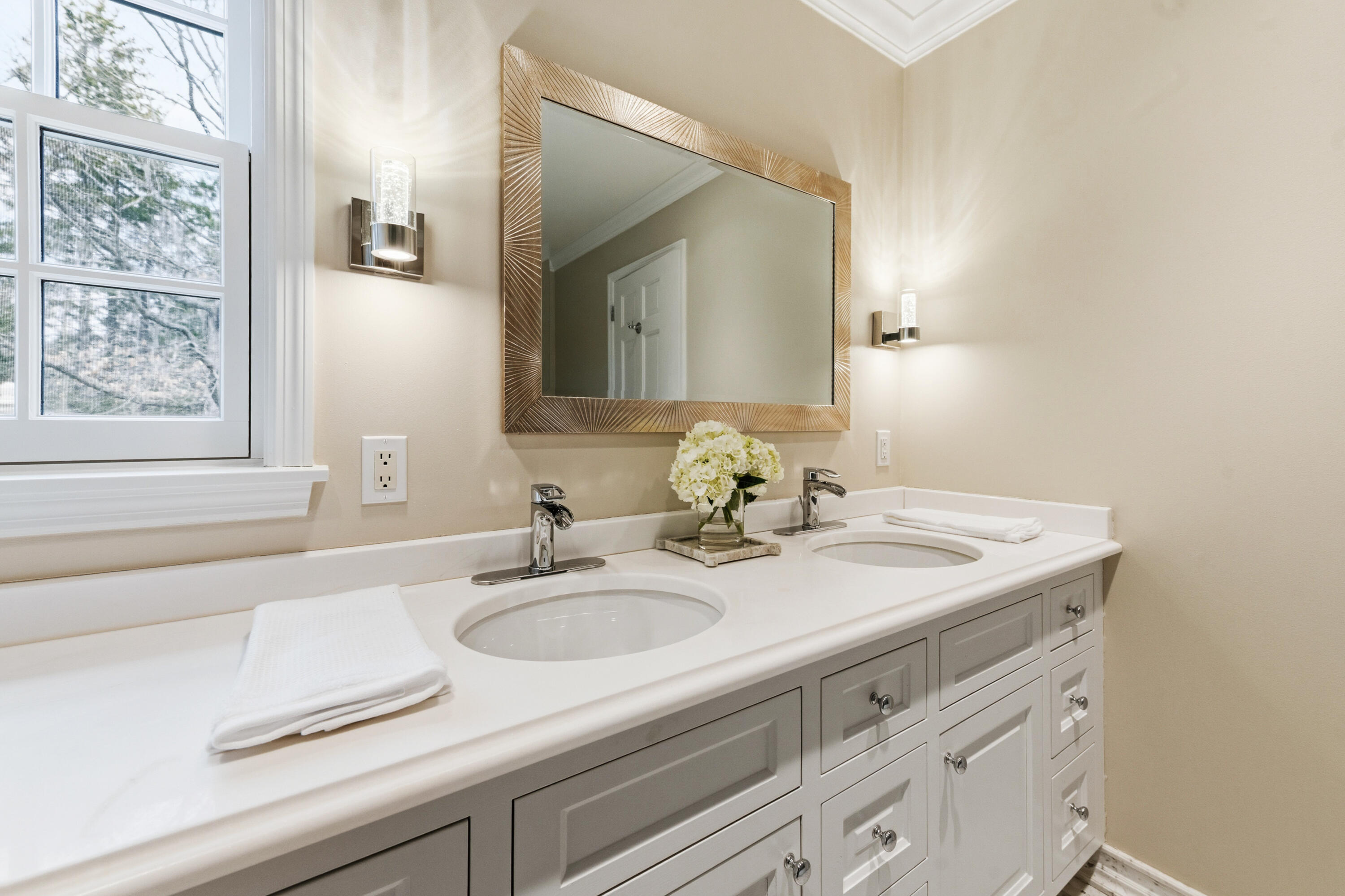 1260 East Dean Road Fox Point, WI 53217 - Photo 41 of 88 Primary Bathroom