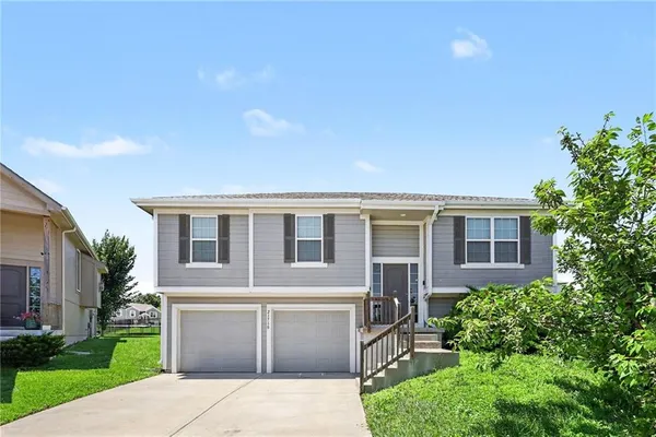 $299,900 | 21710 North Ridge, Peculiar, MO 64078