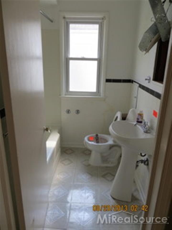 21863 Normandy Avenue Eastpointe, MI 48021 - Photo 7 of 10 31164399-6.JPG