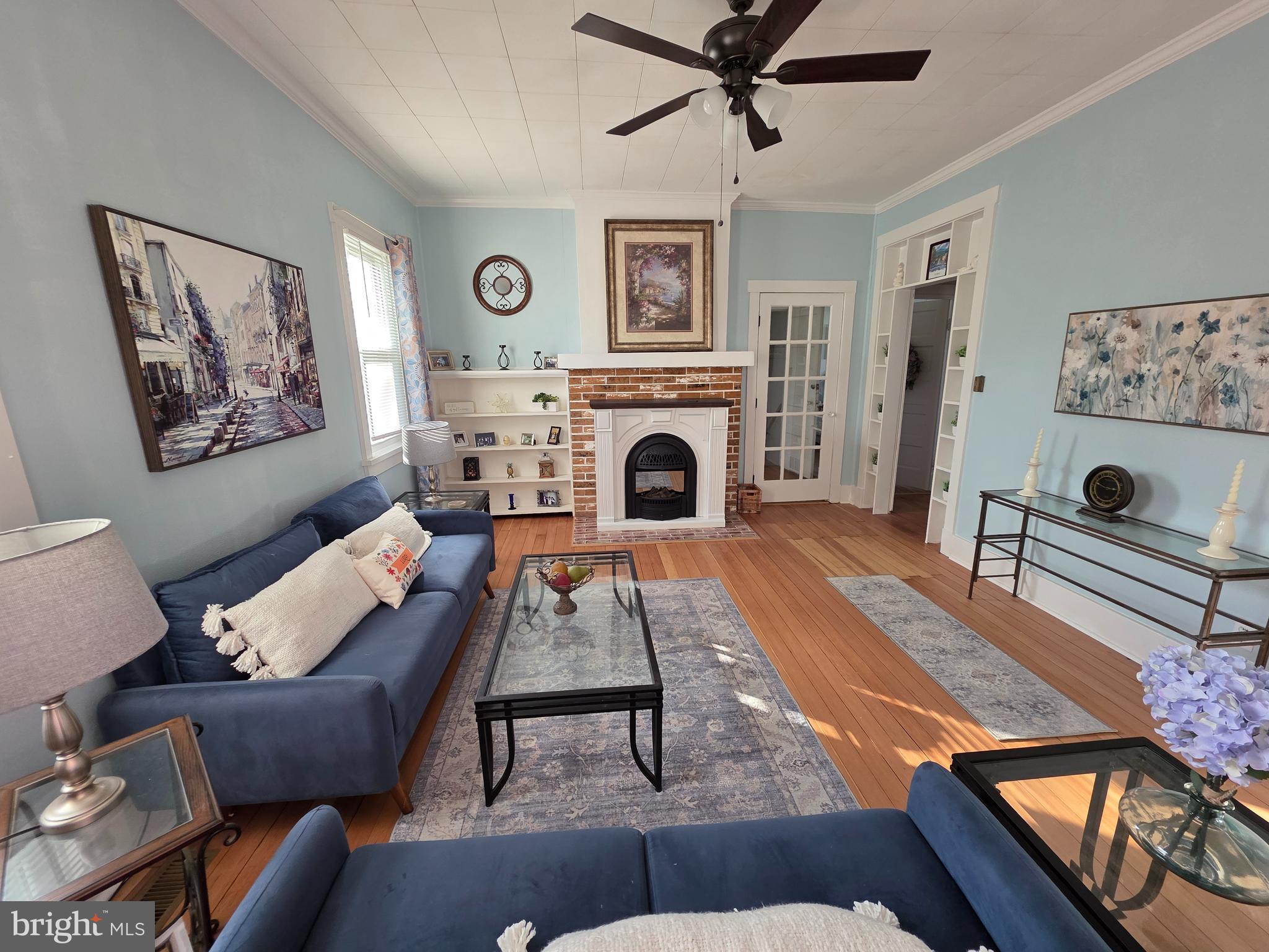 175 South Court Street Luray, VA 22835 - Photo 2 of 43 living room