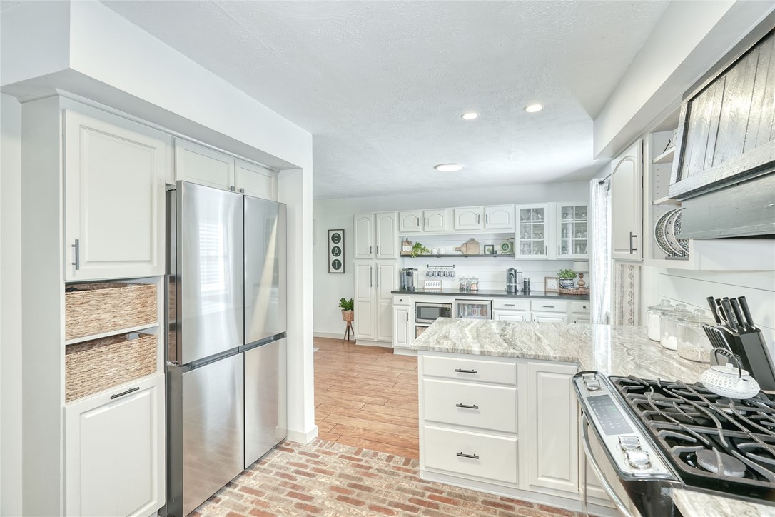 522 Salt Road Webster, NY 14580 - Photo 9 of 46 Updated Kitchen! Granite, shiplap, stainless appli