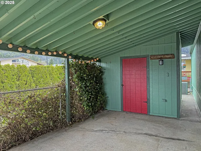 a view of a backyard