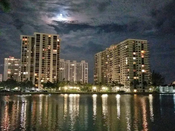 $2,450 | 18181 Northeast 31st Court, Unit 2505, Aventura, FL 33160