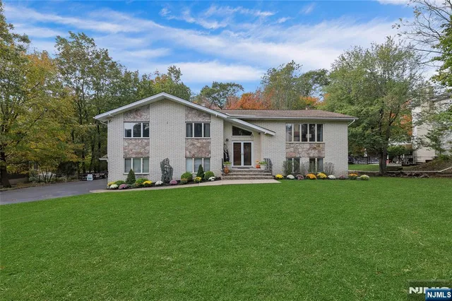 a view of a house with a backyard