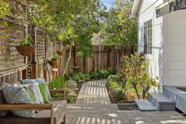 $1,098,000 | 605 Calle Del Monte, Sonoma, CA 95476