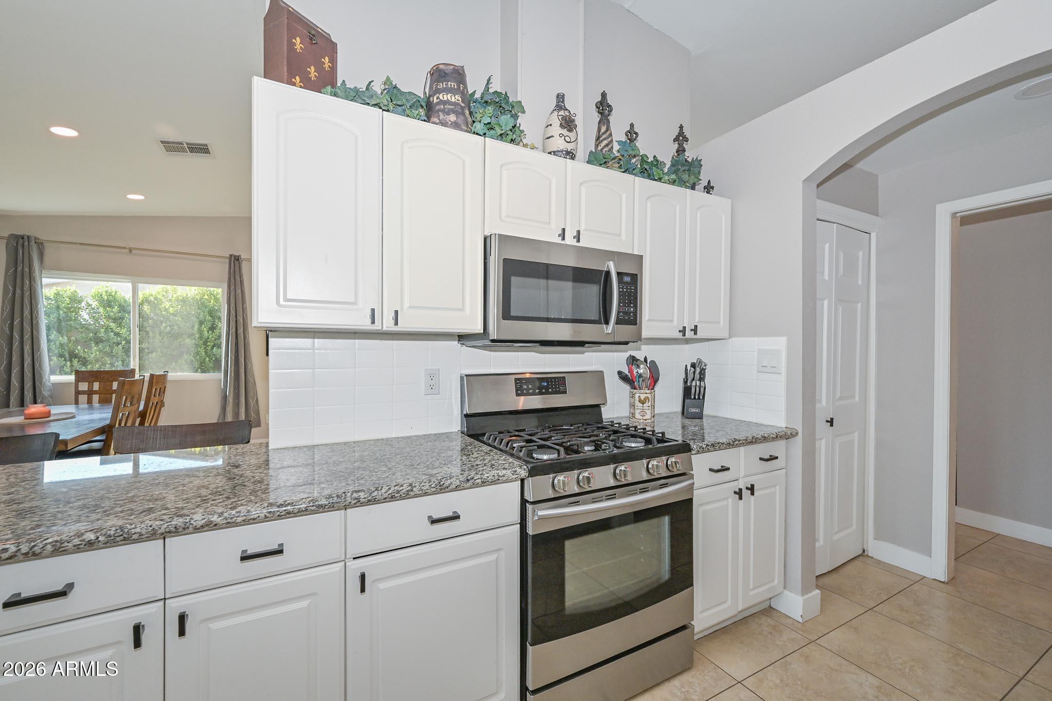 3043 North 34th Street Phoenix, AZ 85018 - Photo 21 of 36 Kitchen-Range