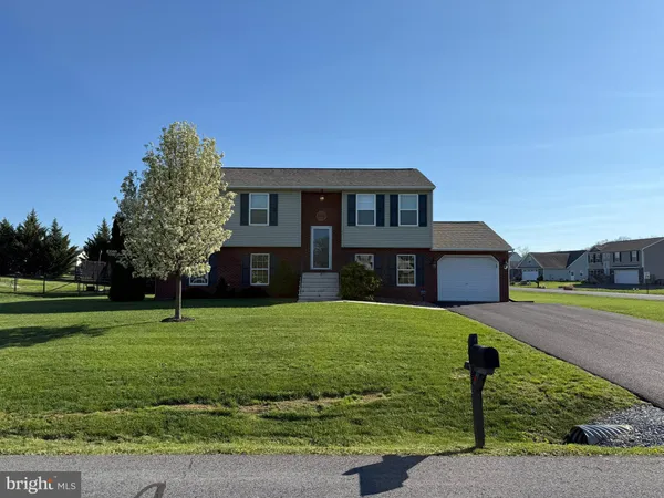 $384,999 | 852 Bristol Drive, Greencastle, PA 17225
