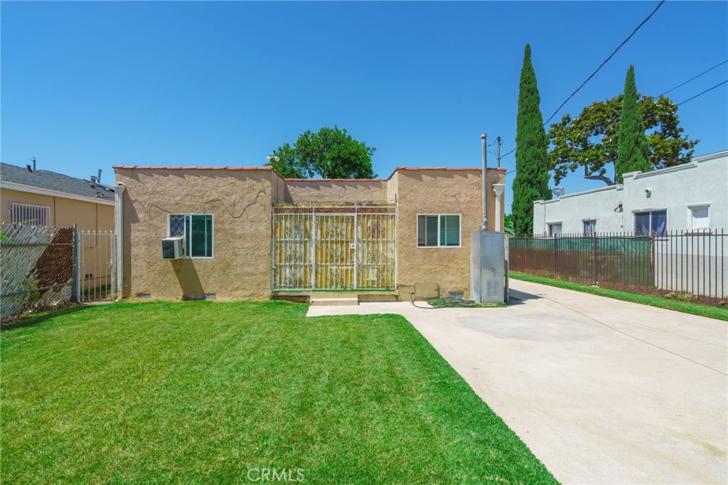 346 West School Street Compton, CA 90220 - Photo 24 of 29 a view of a back yard of the house