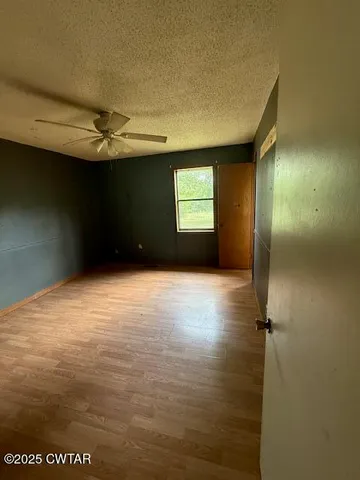 a view of a livingroom with a empty space