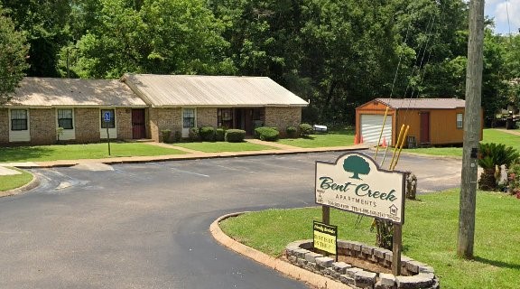 496 Perdue Place Greenville, AL 36037 - Photo 3 of 6 a house with swimming pool in front of it