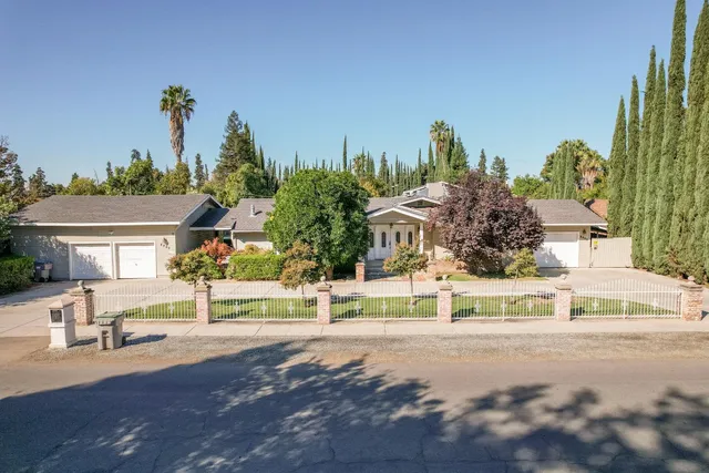 a view of a house with outdoor space