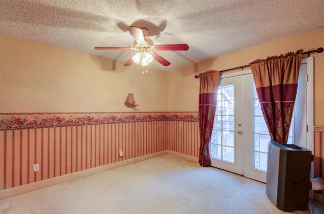 a view of a backyard