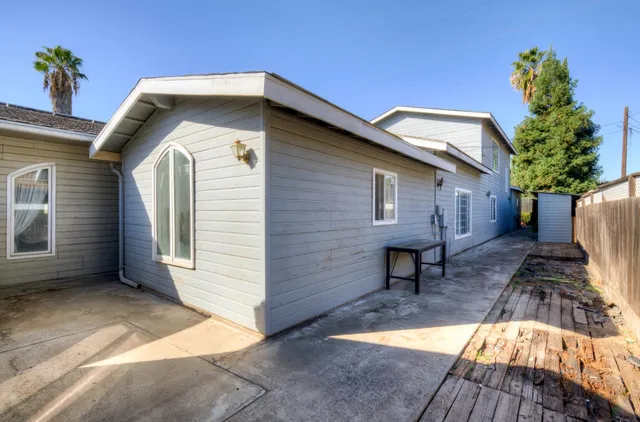 a view of house with a yard