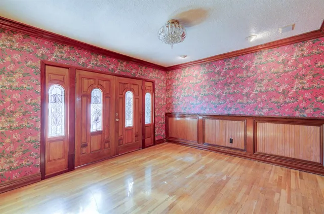 a view of livingroom with furniture