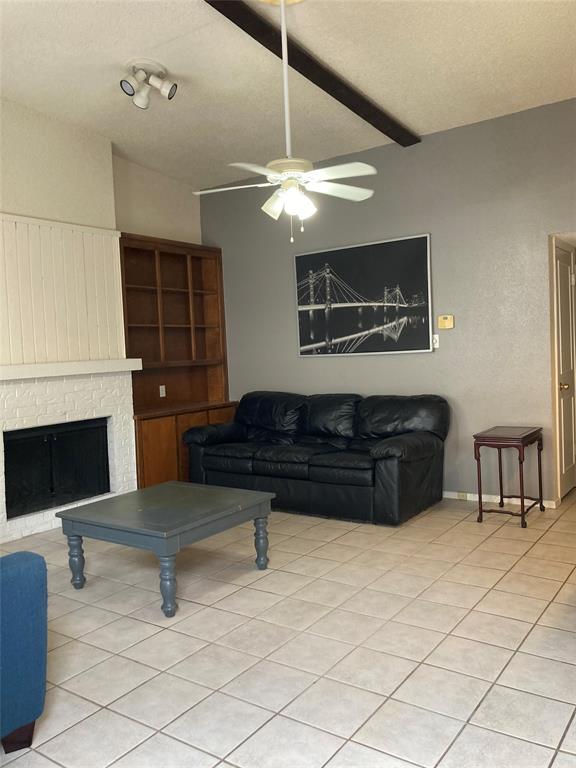 2714 McCart Avenue, Unit 2712 Fort Worth, TX 76110 - Photo 15 of 39 a living room with furniture
