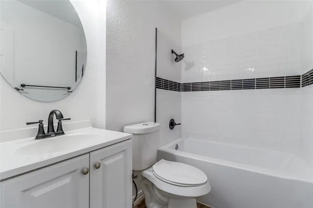 an empty room with wooden floor a ceiling fan and closet