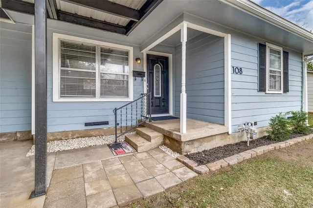 a view of house with patio