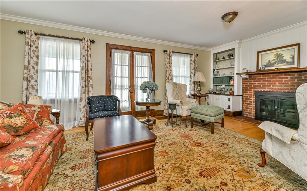 237 Clearview Road Pittsburgh, PA 15202 - Photo 10 of 25 Extra large living room is ready for the large family and/or friend gatherings.