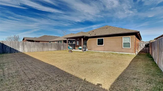 a view of a house with backyard