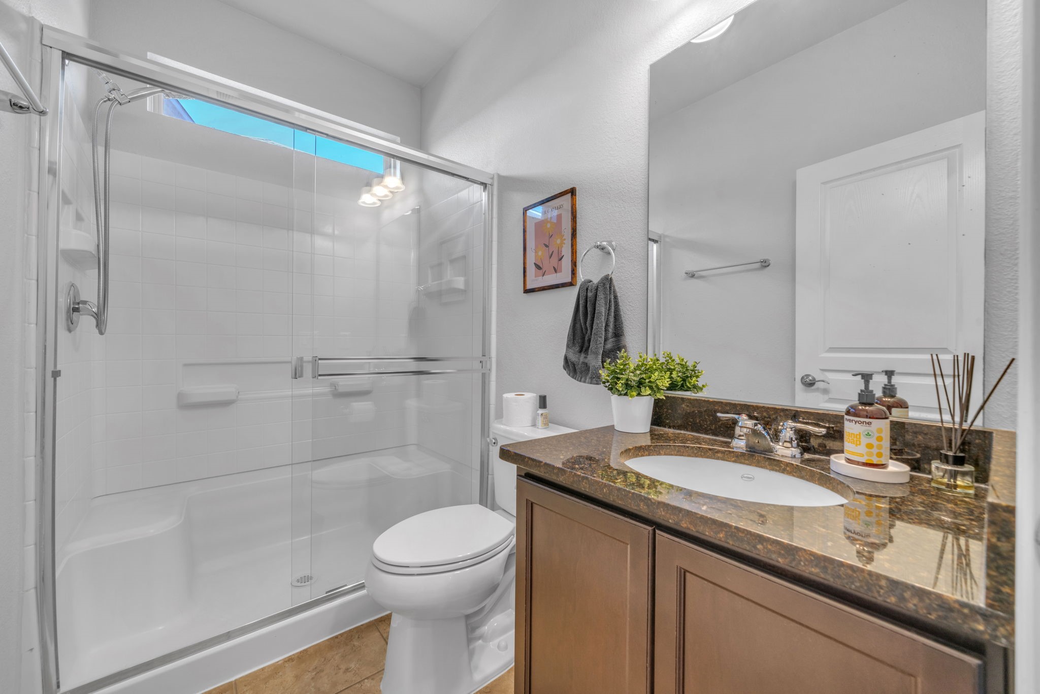 6427 Addlestone Ridge Lane Katy, TX 77494 - Photo 12 of 32 Full downstairs bath conveniently located near guest room.