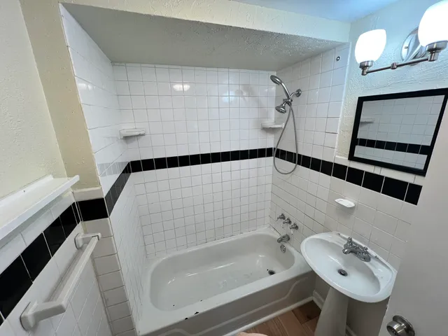 $975 | 4905 West National Avenue, Unit UPPR, West Milwaukee, WI 53214