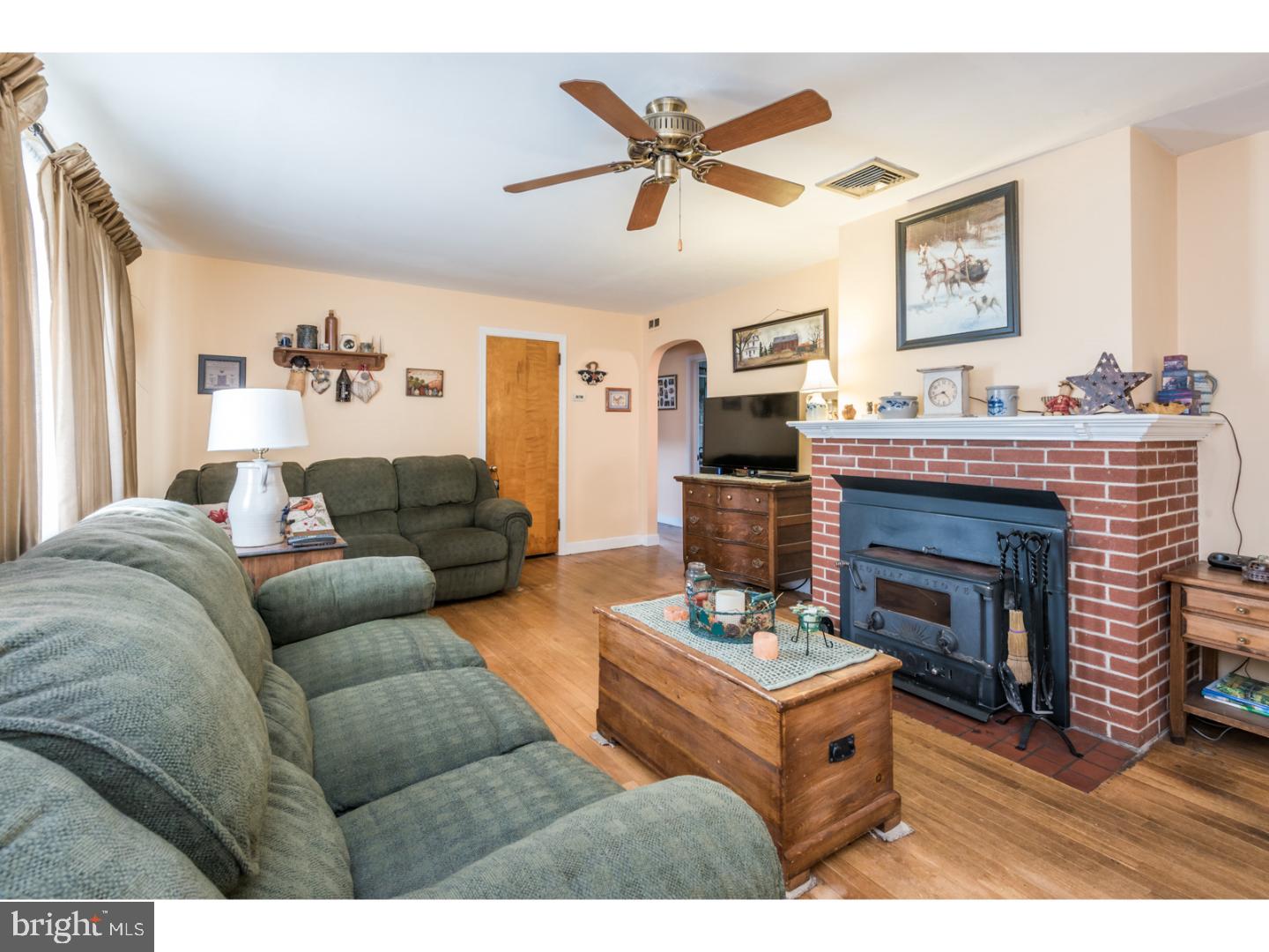 411 East Moyer Road Pottstown, PA 19464 - Photo 3 of 25 Living Room
