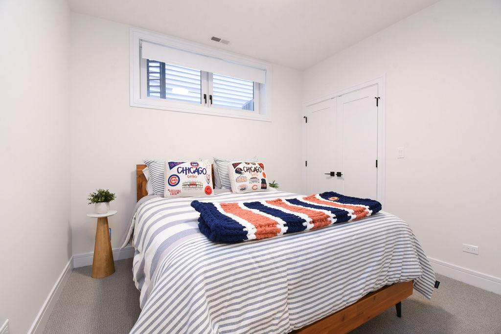 Undisclosed Address Chicago, IL 60613 - Photo 29 of 50 a bedroom with a bed and a window