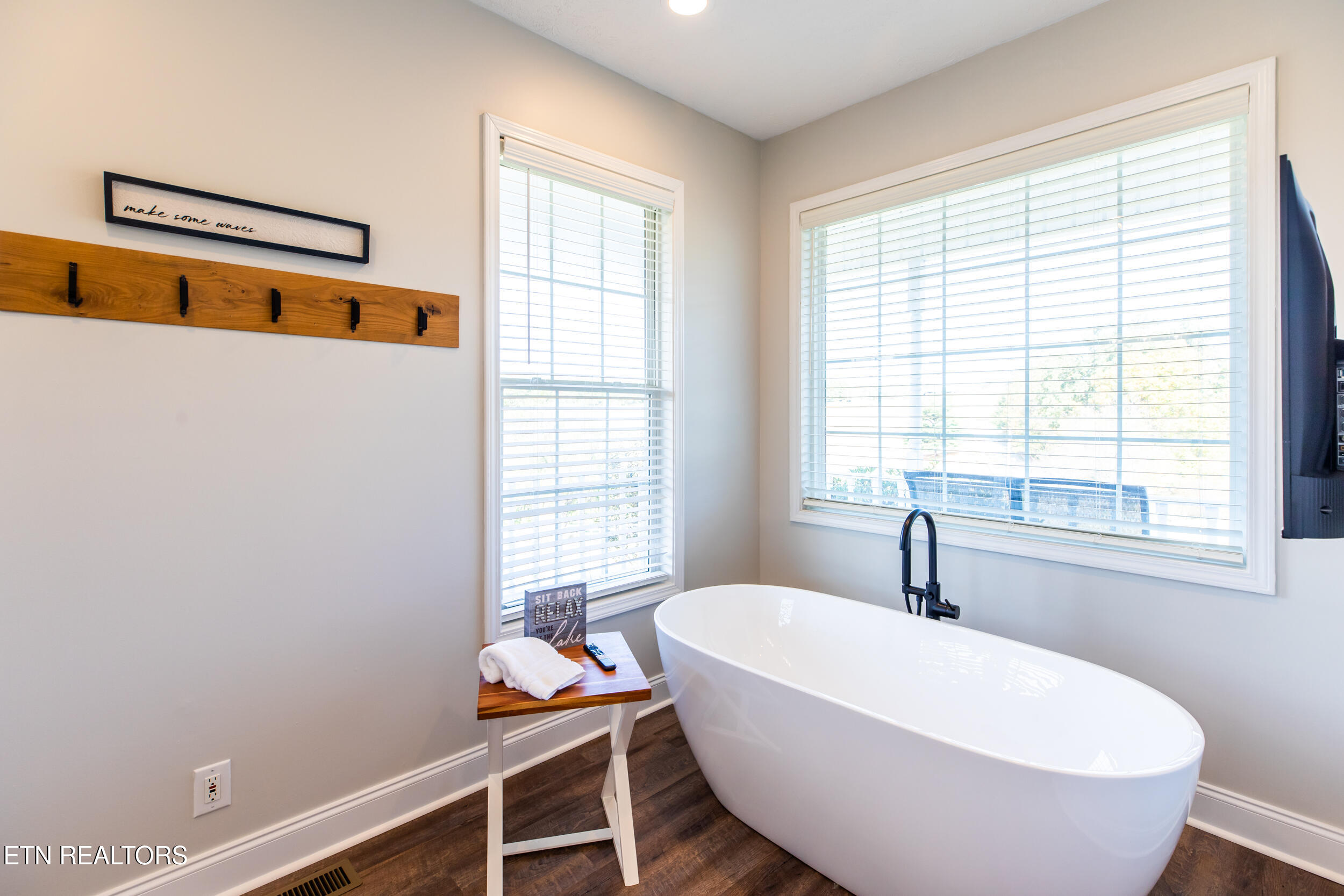 277 Deerfield Way La Follette, TN 37766 - Photo 34 of 60 Master bath soaking tub