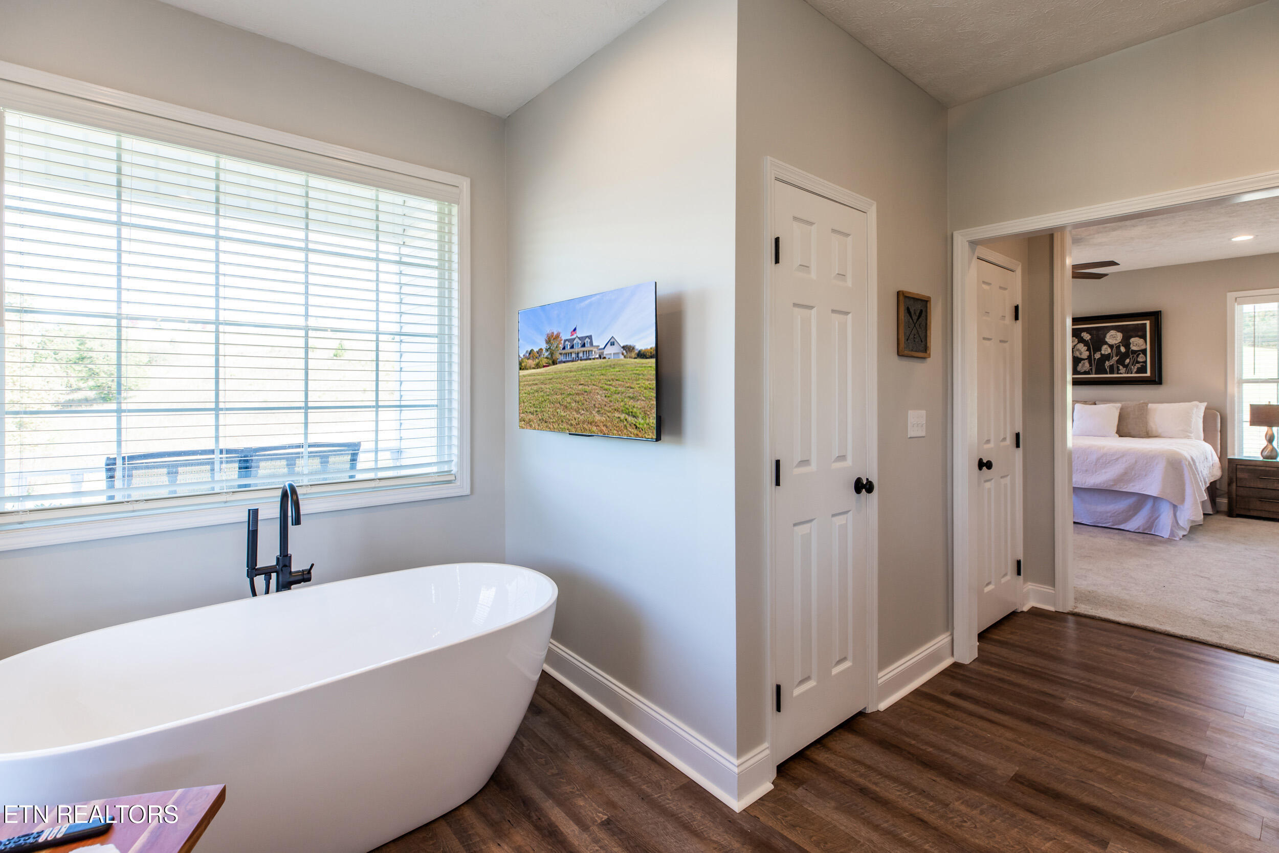 277 Deerfield Way La Follette, TN 37766 - Photo 35 of 60 Master bath
