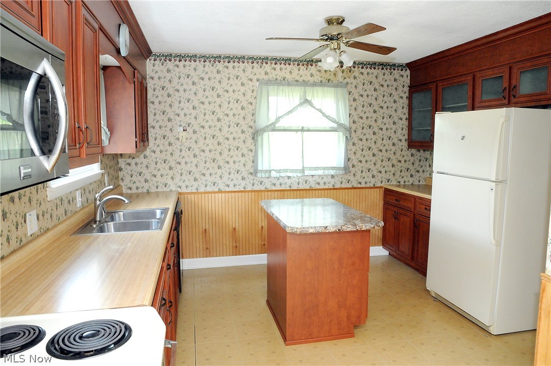131 Merrick Road Cambridge, OH 43725 - Photo 4 of 33 Kitchen with island