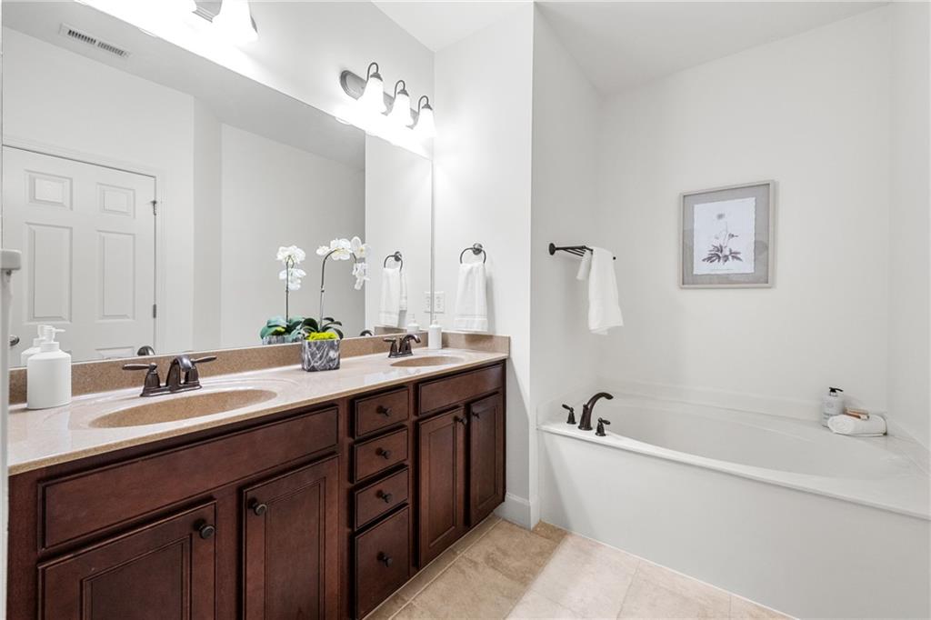 2052 Cobblestone Circle Northeast Atlanta, GA 30319 - Photo 16 of 34