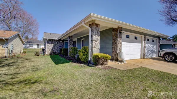 $439,999 | 371 A Duranta Plaza, Monroe Township, NJ 08831