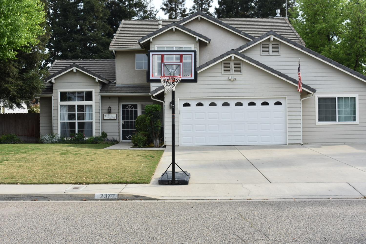 237 West Carpenter Avenue Reedley, CA 93654 - Photo 1 of 28 Gallery Image 1