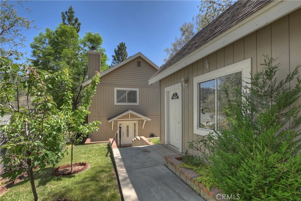 23739 Hillside Drive Crestline, CA 92325 - Photo 2 of 37 Lush front yard