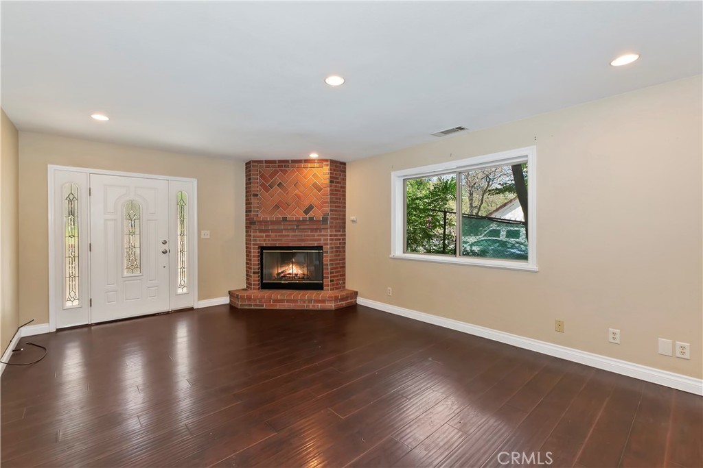 23739 Hillside Drive Crestline, CA 92325 - Photo 4 of 37 Living room
