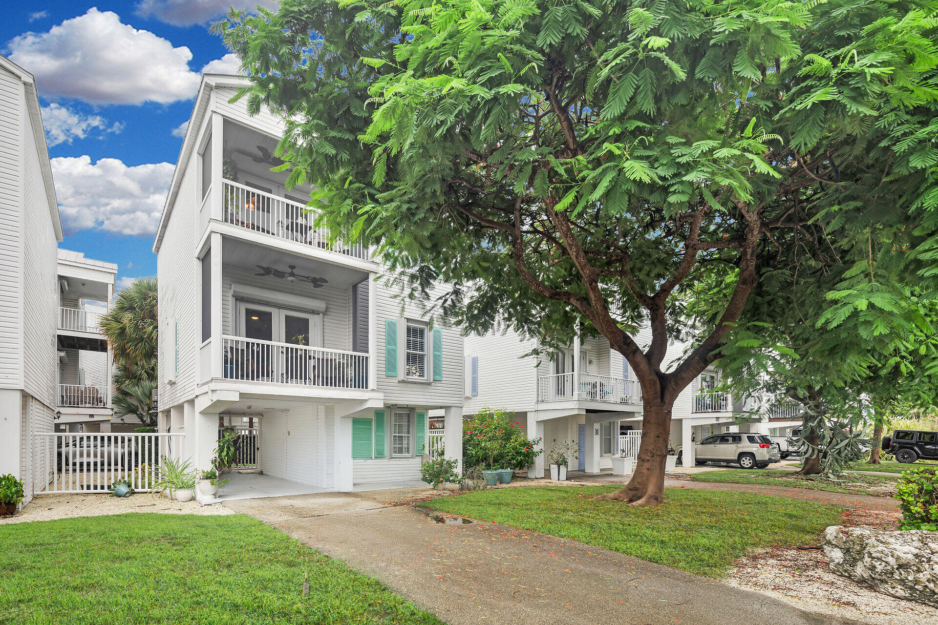 320 24th Street Ocean Marathon, FL 33050 - Photo 4 of 46 a view of a building with a yard