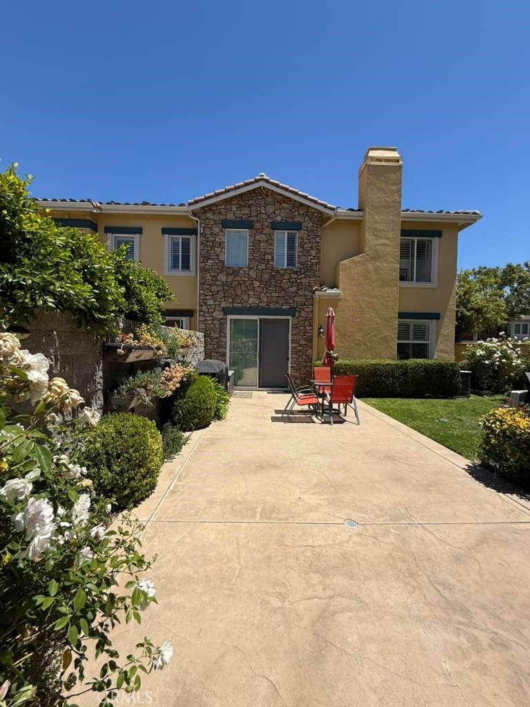 2931 Esperanza Way, Unit B Simi Valley, CA 93063 - Photo 31 of 49 a front view of a house with a yard