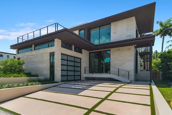 $10,250,000 | 3045 North Bay Road, Miami Beach, FL 33140