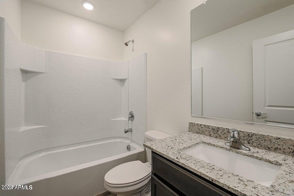 212 South Ash Street Florence, AZ 85132 - Photo 11 of 15 DELUXE GUEST BATHROOM