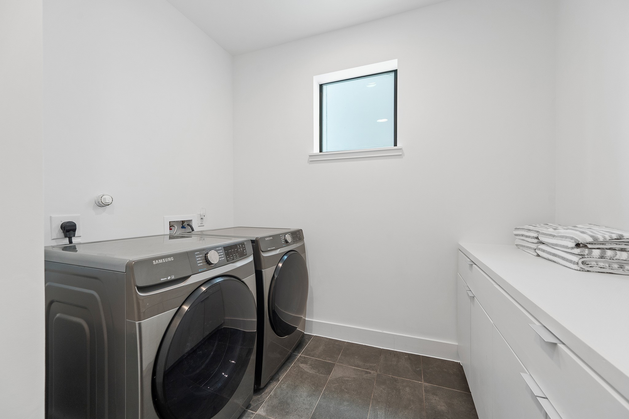 2239 North MacGregor Way Houston, TX 77004 - Photo 13 of 39 a utility room with dryer and washer
