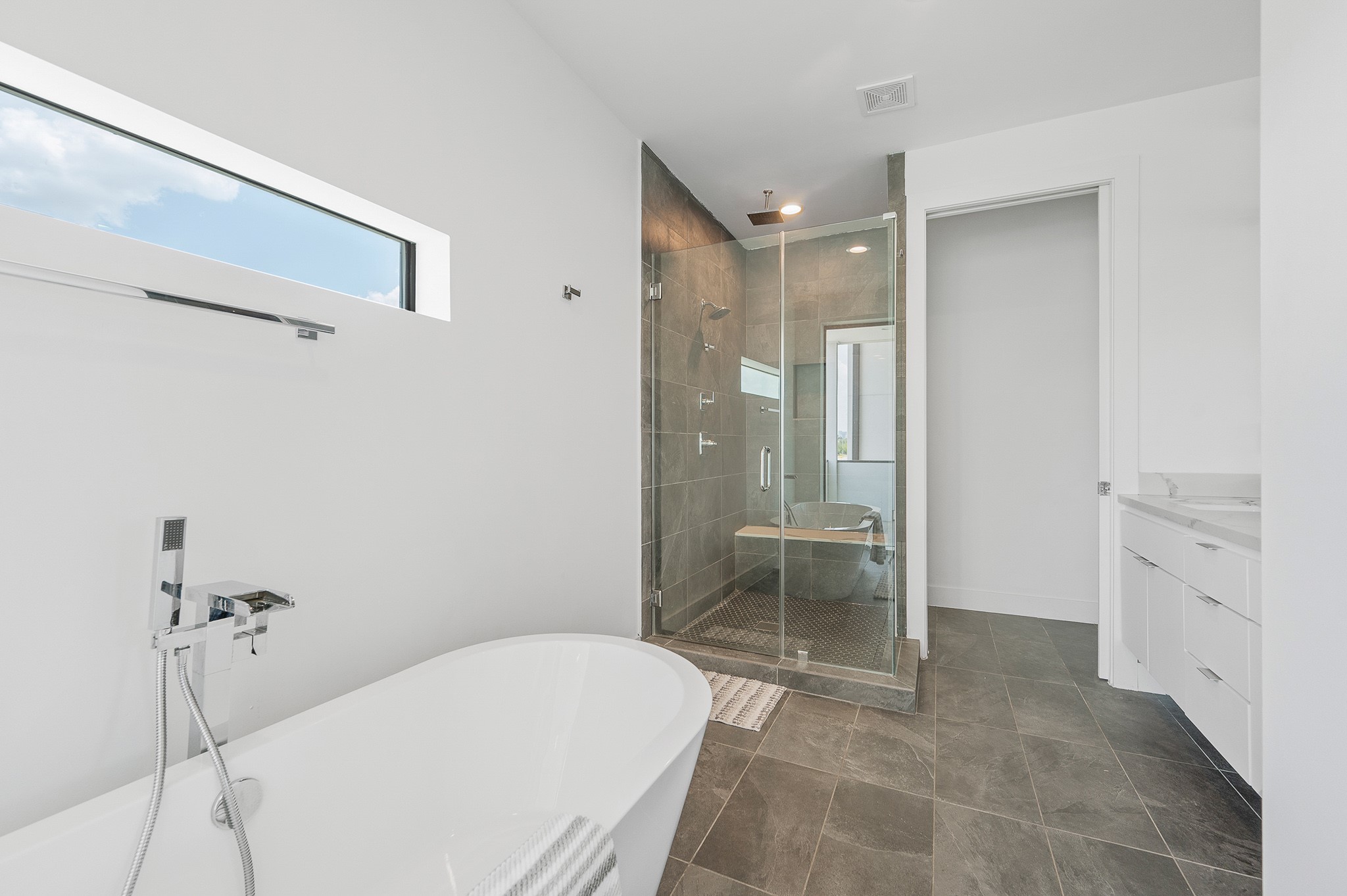 2239 North MacGregor Way Houston, TX 77004 - Photo 18 of 39 a bathroom with a bathtub and toilet