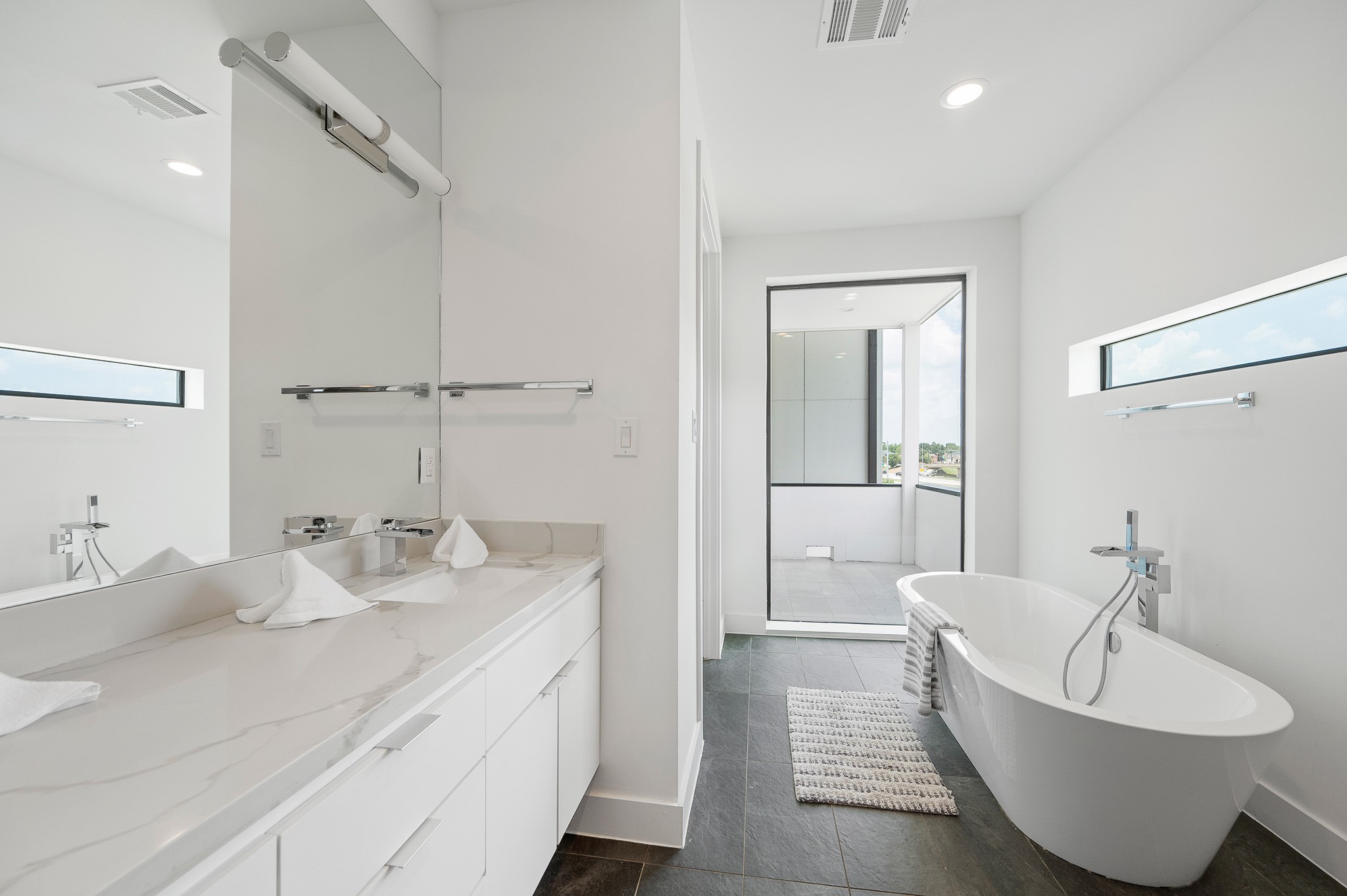 2239 North MacGregor Way Houston, TX 77004 - Photo 19 of 39 a spacious bathroom with a bathtub and a sink