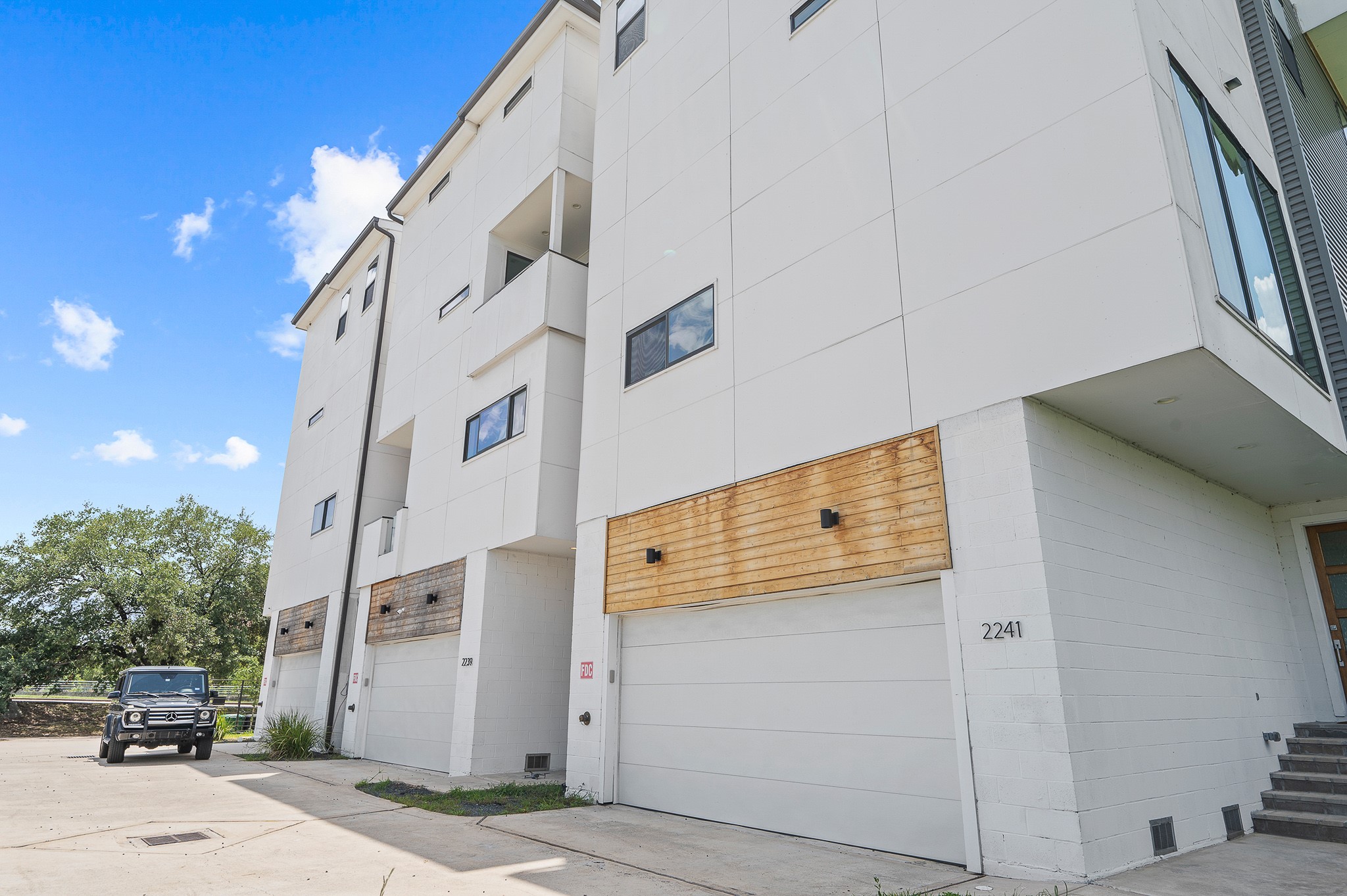 2239 North MacGregor Way Houston, TX 77004 - Photo 36 of 39 a front view of a building with parking